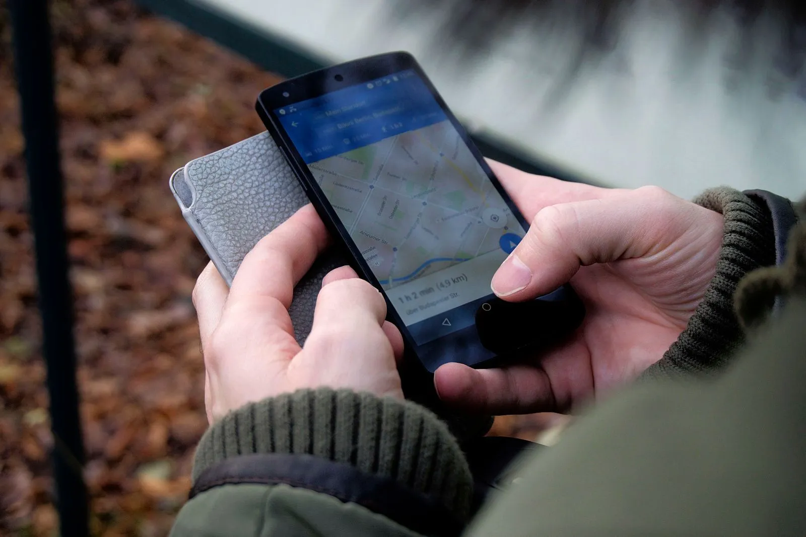 Person nutzt die Google-Maps-App auf einem Smartphone