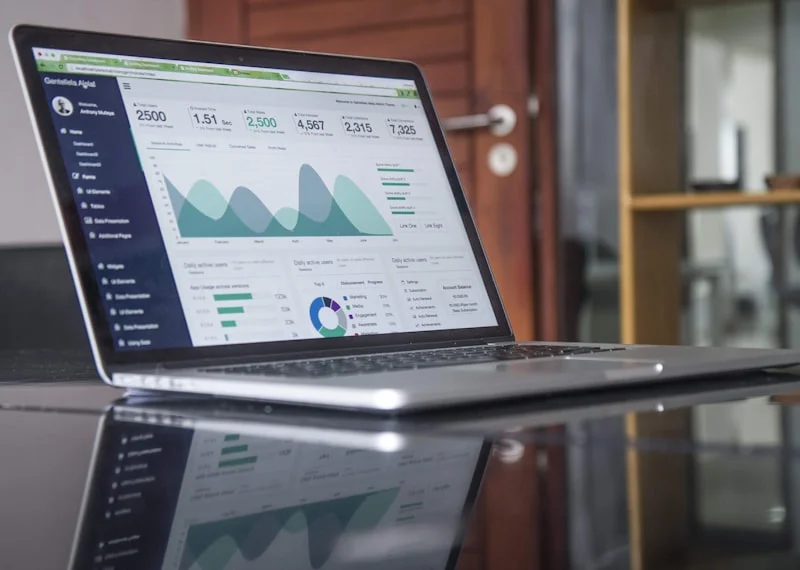 Laptop mit Diagrammen und Finanzdaten auf dem Bildschirm