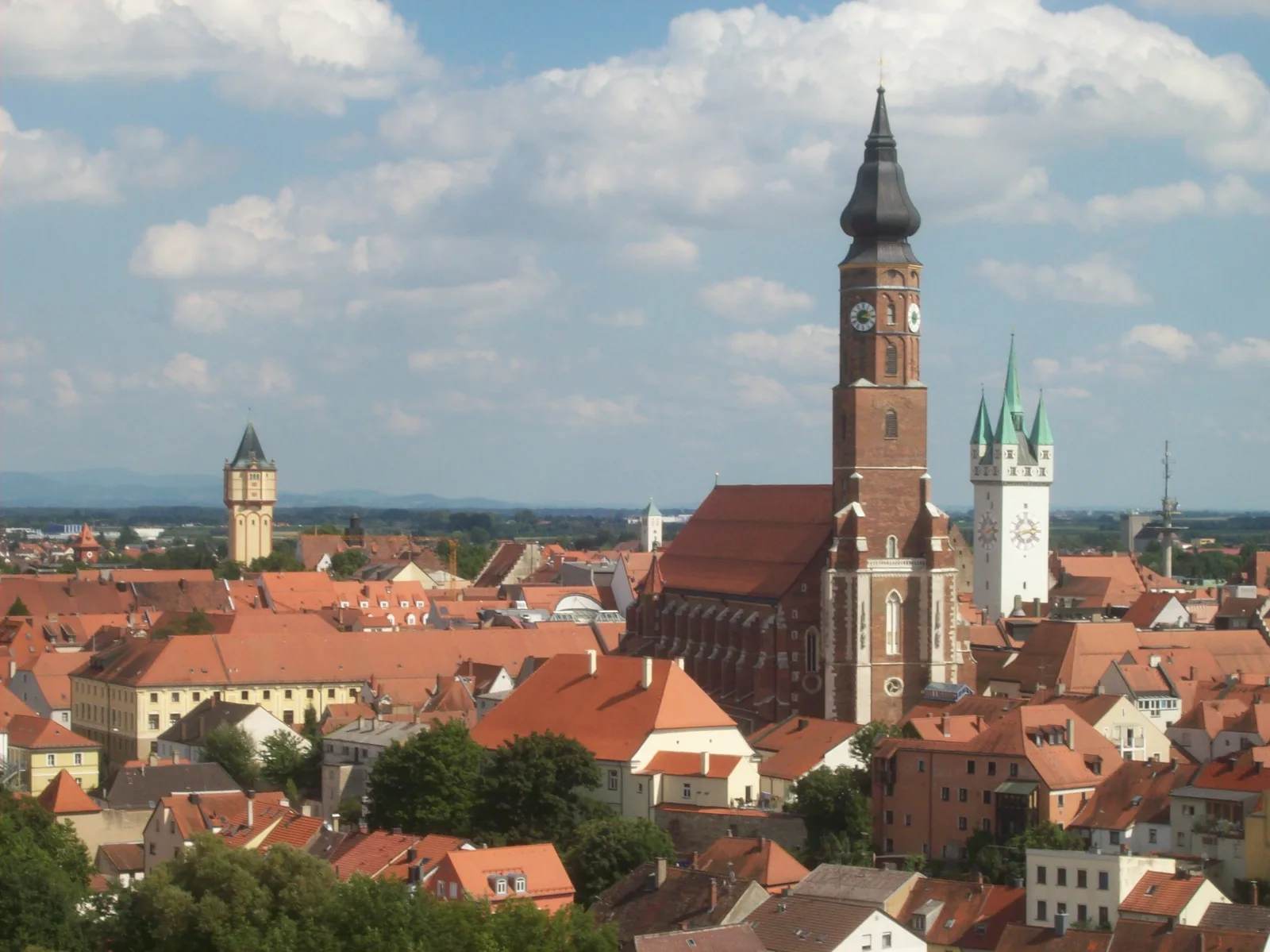 Blick über Straubing beim Gäubodenvolksfest mit Riesenrad, rechts Stadtturm und Basilika St. Jakob