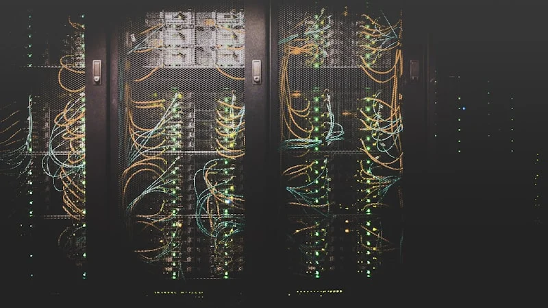 Serverrack mit blinkenden LEDs in einem Rechenzentrum