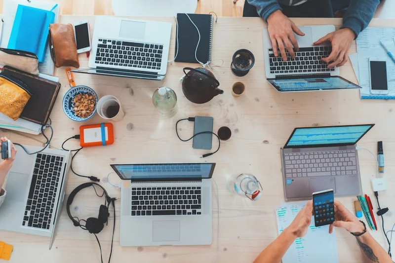 Team in einem modernen Startup-Büro bei der Arbeit